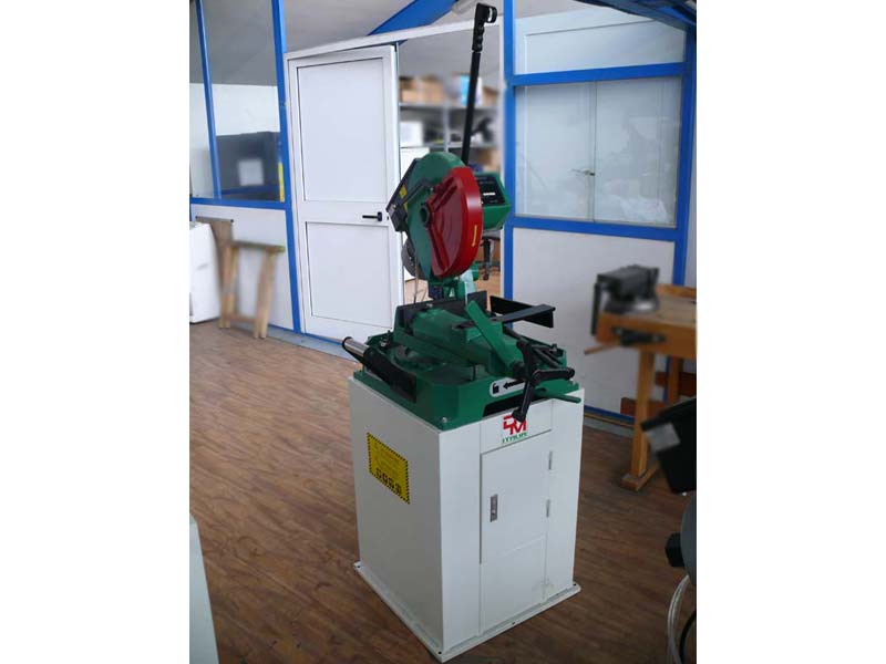 Sega circolare per metalli usata alimentata elettricamente, con lama circolare da 315 mm Sega circolare per metalli Usata modello Helio 315 di Damatomacchine