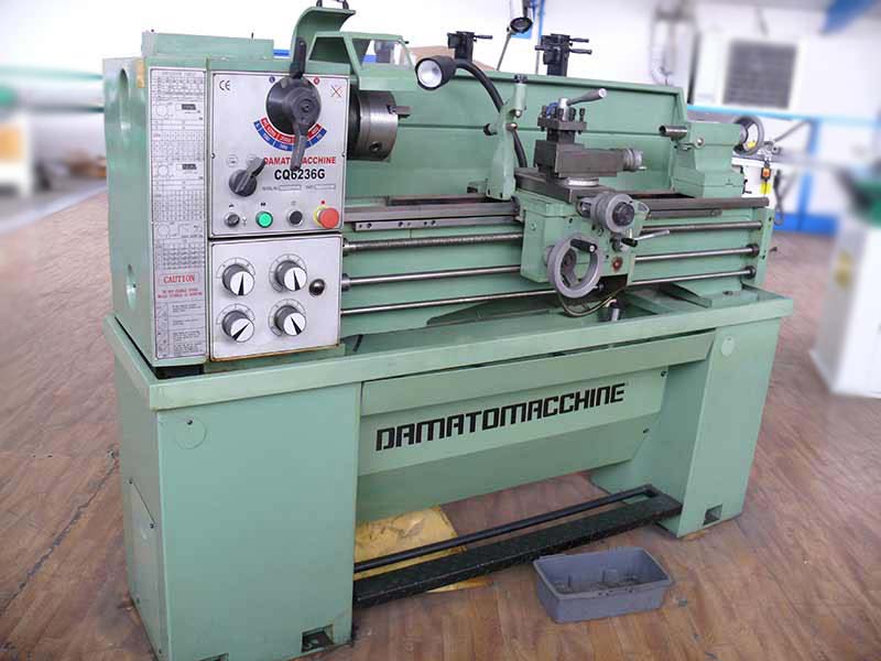 Tornio per metalli usato dotato di barra passante da 38 mm e avanzamento automatico in tutte le direzioni Tornio per metalli Usato modello CQ6236G