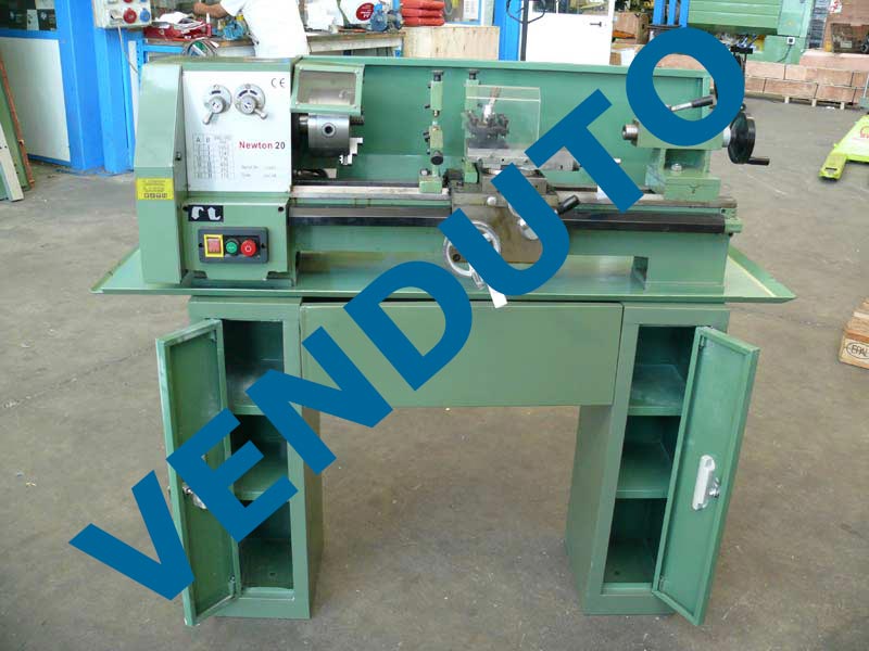Tornio per metalli usato con motore è un monofase da 750 W e distanza tra le punte di 560 mm Tornio Usato modello Newton 20 di Damatomacchine