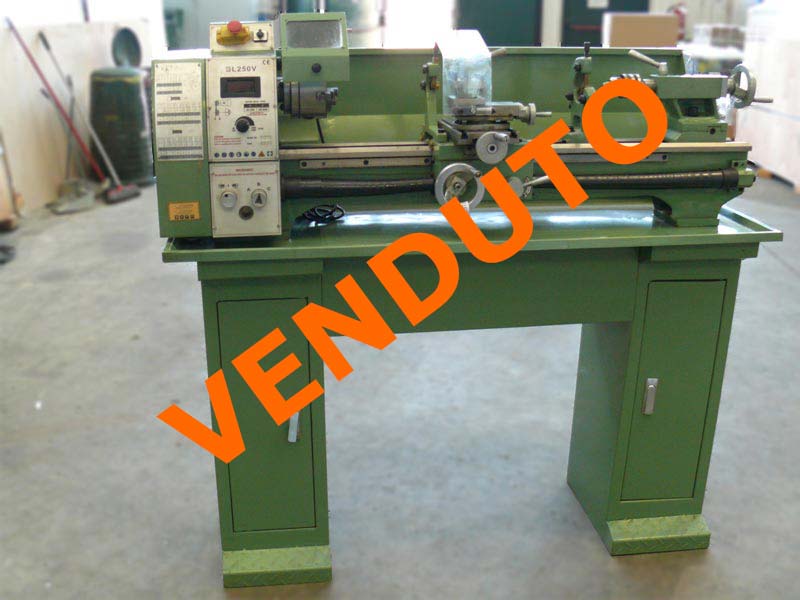 Tornio per metalli usato dotato di variatore elettronico di velocità, motore monofase da 750W e distanza tra le punte di 700mm Tornio Usato modello Electron 28 di Damatomacchine