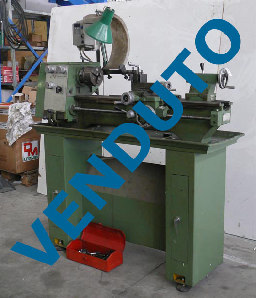 Tornio per metalli usato con distanza tra le punte di 750mm e massimo diametro a tornire sul banco di 115mm Tornio Usato modello LTF